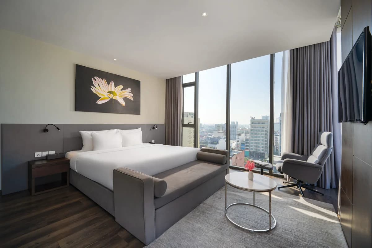 Suite with Kitchenette & Lounge